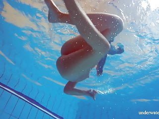 Under Water Show heiße haarige Brünette teen im Pool nackt